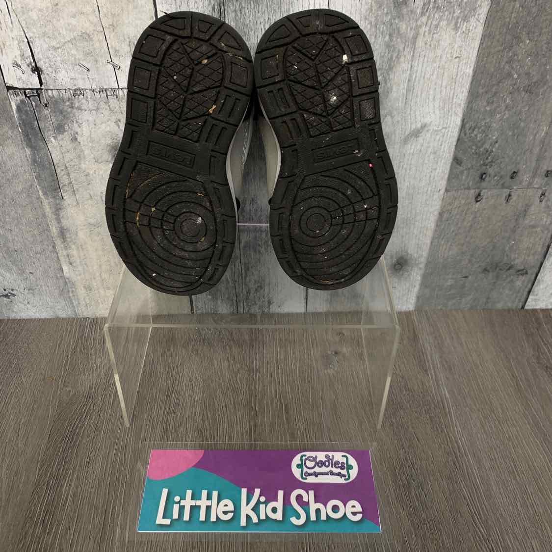 Size 7 Black/White Levi Sneakers