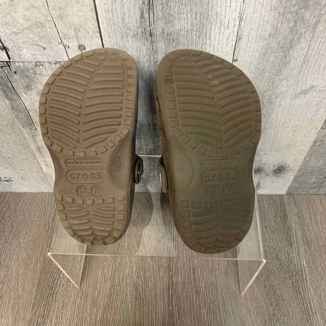 Size 6 Gray Crocs Water Shoes