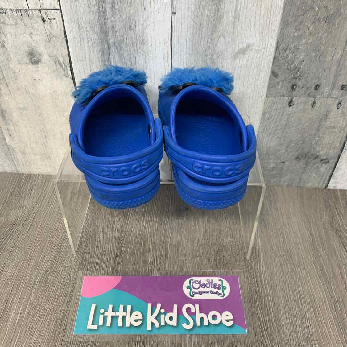 Size 7 Blue Crocs Water Shoes - OodlesCB