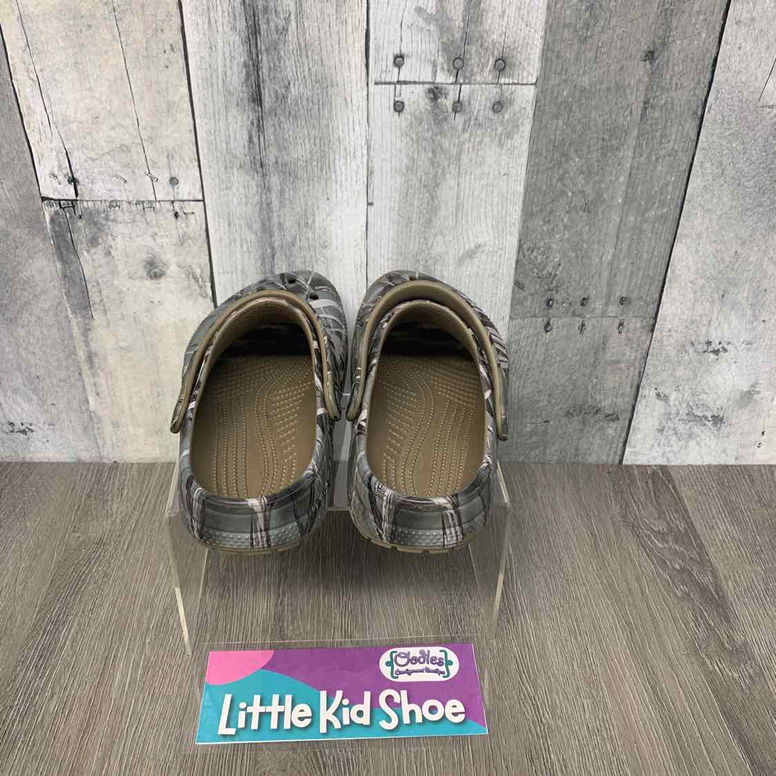 Size 2 Green Camo Crocs Water Shoes