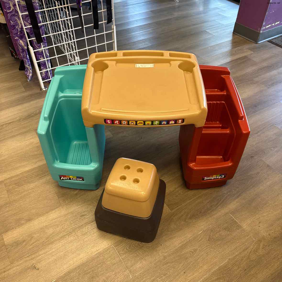 Generic Tan/Red Desk - OodlesCB
