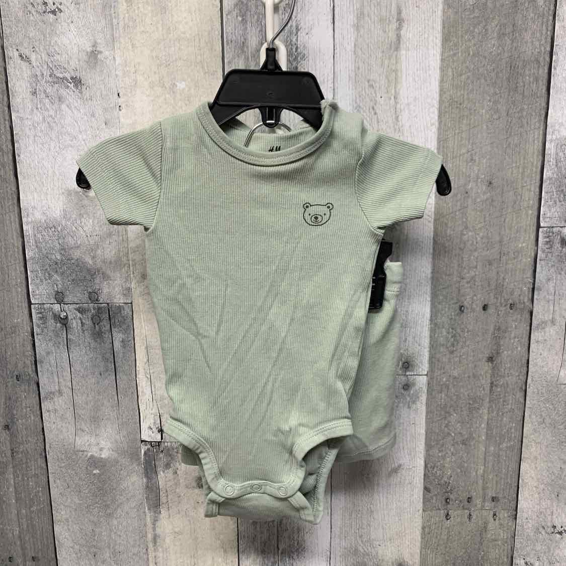 Size 3 Months Green/Black H&M Shirt/Shorts