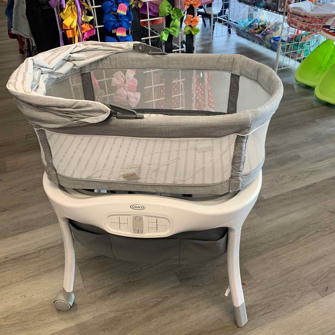 Graco Gray/White Bassinet