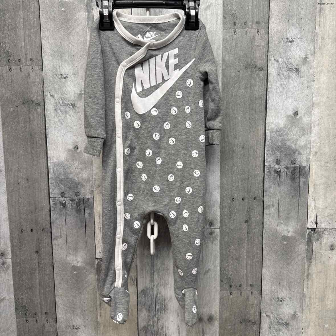 Size 9 Months Gray/White Sport Brand Footy PJs - OodlesCB