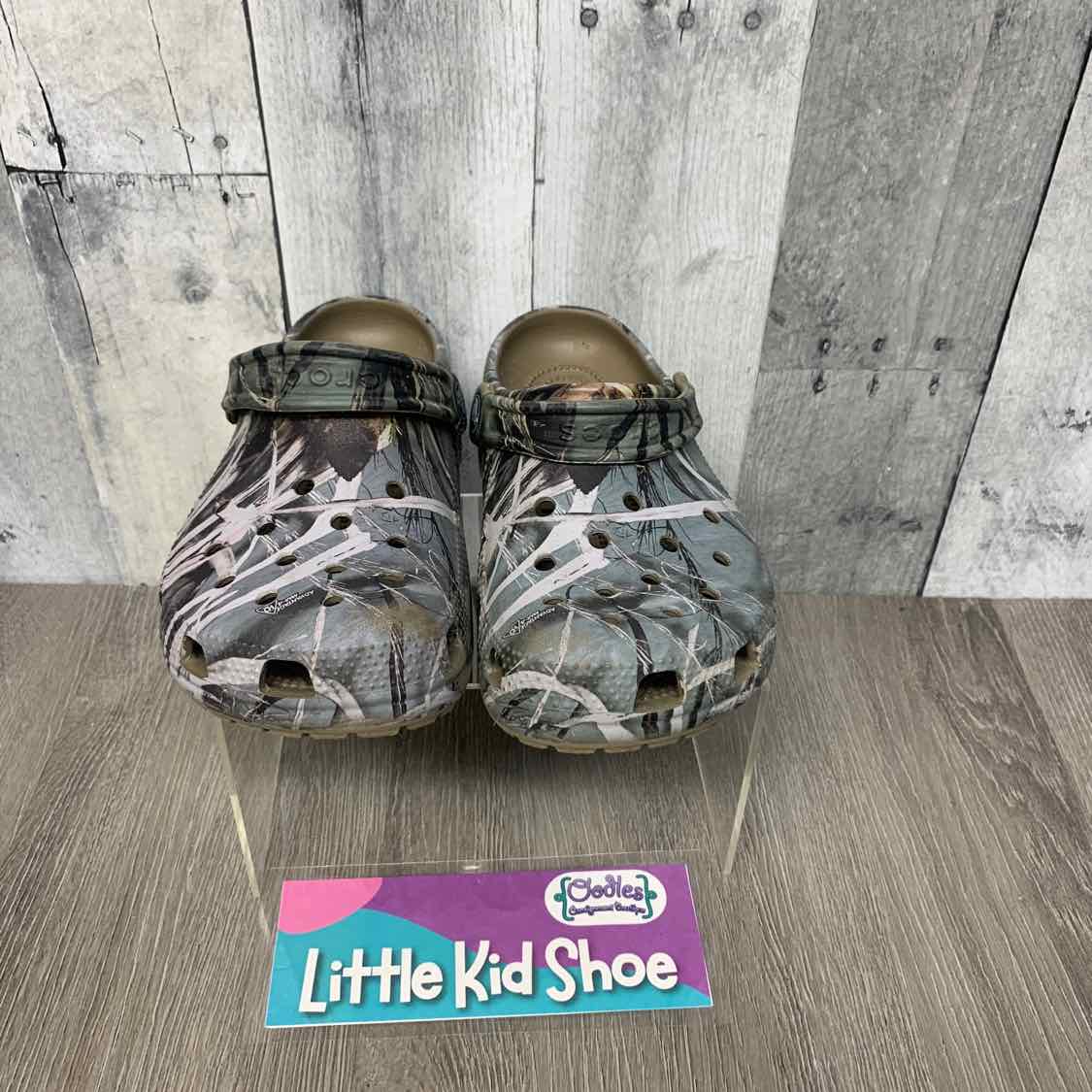 Size 2 Green Camo Crocs Water Shoes