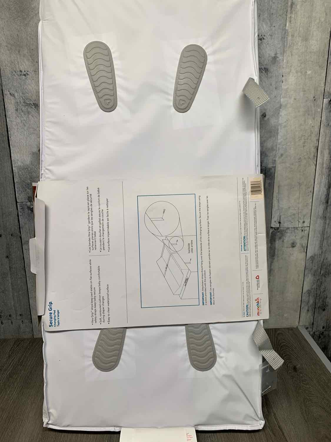 Munchkin White Changing Pad - Contoured