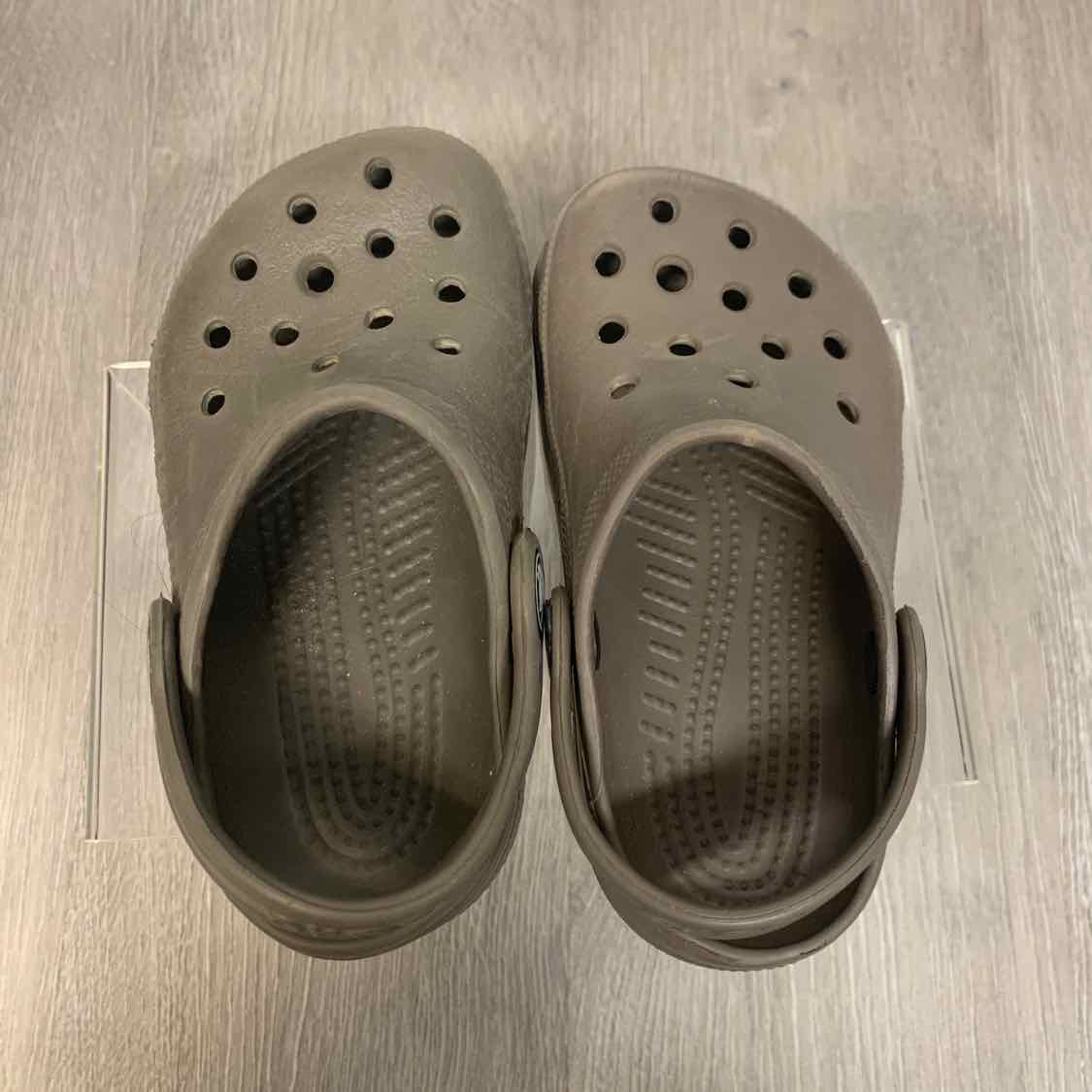 Size 6 Gray Crocs Water Shoes