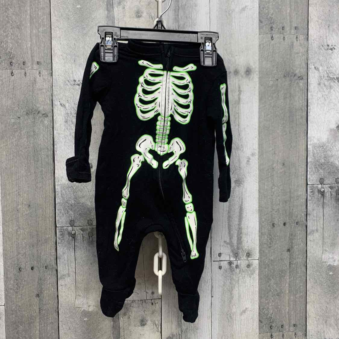 Size 0-3 Months Black/White Old Navy Footy PJs