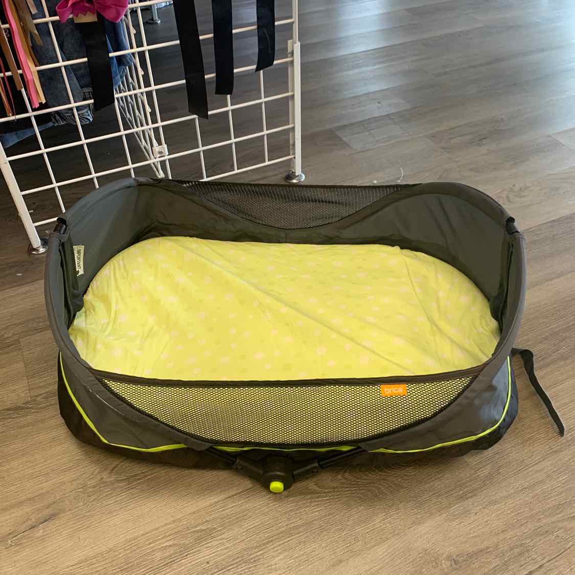 brica Gray/Green Travel Bed