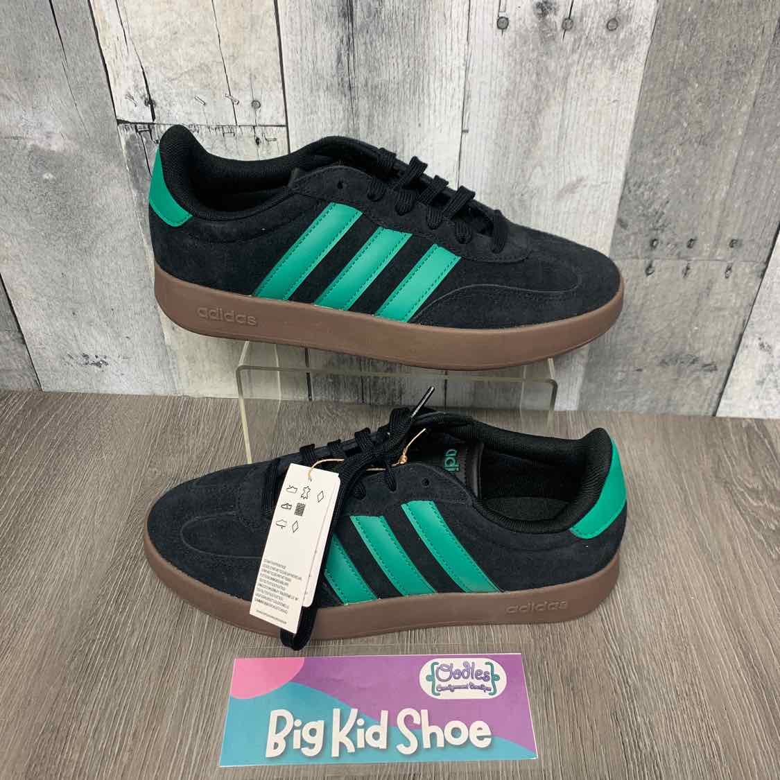 Size 7.5 Black/Green Sport Brand Sneakers