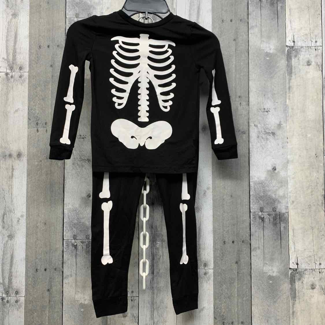 Size 5T Black Graphic Holiday Brands 2pc PJs